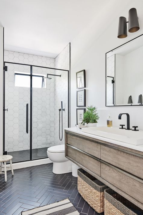 Beach Style Bathroom, Doorless Shower, Cozy Bathroom, Walk In Shower Designs, Bad Inspiration, Bathroom Red, Shower Remodel, Bathroom Renos, Contemporary Bathroom