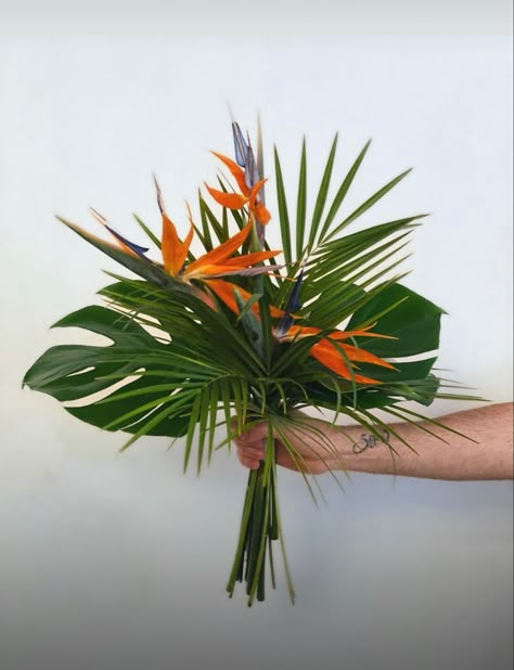 Exotic bouquet with Strelizia flowers, palm leaves and monstera Tropical Leaves Centerpiece, Palm Flower Arrangement, Jungle Wedding Bouquet, Jungle Flower Arrangements, Palm Leaves Bouquet, Monstera Leaf Bouquet, Palm Wedding Bouquet, Monstera Flower Arrangement, Strelitzia Bouquet