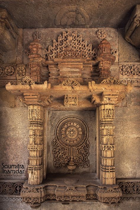 500px-Soumitra Inamdar- Carved Photograph.The motifs of flowers and graphics of Islamic architecture blend very well with the symbols of Hindu and Jain gods carved at various levels of the well. Adalaj Stepwell, Indian Temple Architecture, India Architecture, Ancient Indian Architecture, Stone Wall Art, Temple Photography, Indian Sculpture, Temple Architecture, History Of India