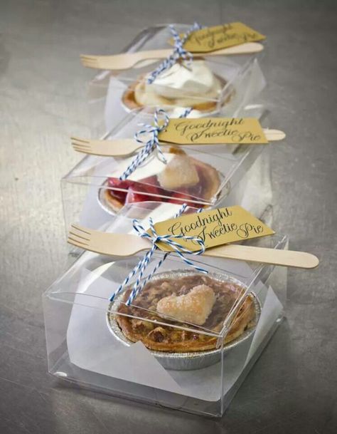 Mini Pies Packaging, Mini Pie Packaging Ideas, Mini Pie Packaging, Pie Packaging Ideas, Packaging Ideas For Baked Goods, Pie Favors, Pie Packaging, Individual Pie, Bake Sale Packaging