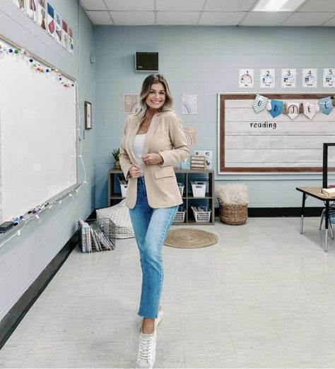 The Best Spring Teacher Outfits for 2021 | Chaylor & Mads Teacher Picture Day Outfit, Teacher Appropriate Outfits, Teacher Work Outfit, Student Teaching Outfits, Casual Teacher Outfit, Teacher Attire, Cute Teacher Outfits, Spring Teacher Outfits, Teacher Wardrobe