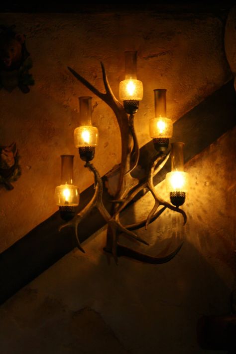 Fantasy Tavern Decor, Tavern Lighting, Medieval Tavern Aesthetic, Tavern Basement, Dungeon Basement, Guy Apartment, Dnd Tavern, Tavern Room, Gastons Tavern