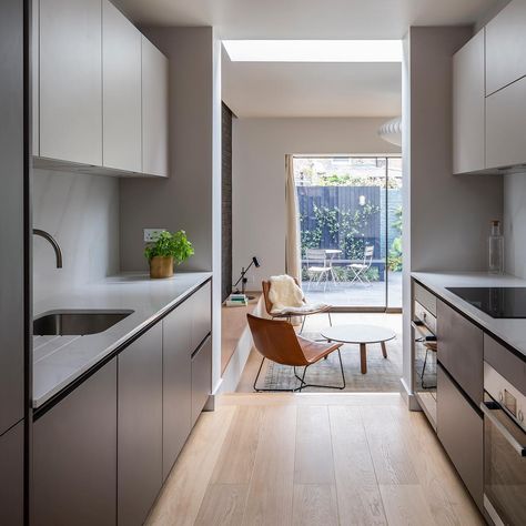 We love this small galley kitchen by Yard Architects. The smooth handleless units make this small space uncluttered and streamlined. Narrow Galley Kitchen, Small Galley Kitchen Designs, Galley Kitchen Renovation, Galley Kitchen Ideas, Galley Kitchen Layout, Small Galley Kitchen, Small Modern Kitchens, Galley Kitchen Design, Galley Kitchen Remodel