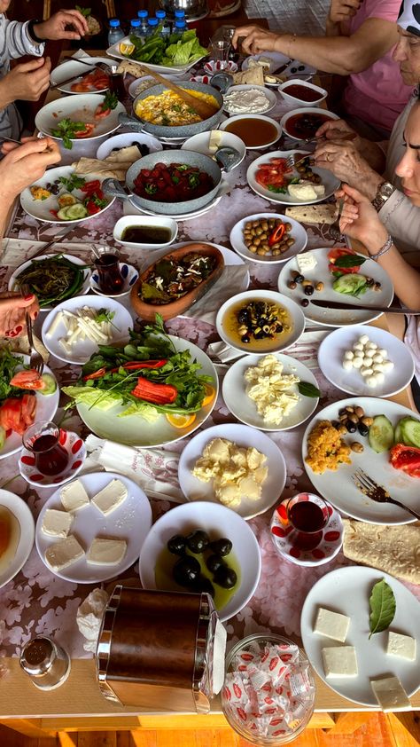 Family Breakfast Table, Arabic Breakfast, Lebanese Breakfast, Breakfast Spread, Turkish Breakfast, Food Infographic, Family Breakfast, Big Breakfast, Food Breakfast