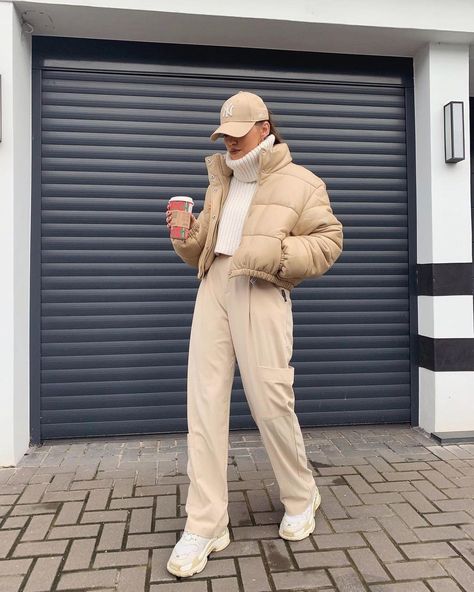 Beige Puffer Jacket Outfit, Beige Puffer Jacket, Beige Puffer, Japan Outfits, Puffer Jacket Outfit, Cozy Oversized Sweaters, Cold Fashion, Japan Outfit, Oversized Sweater Women