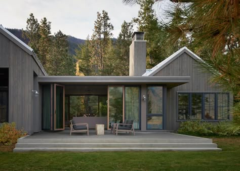 Lakeside cabin getaway boasts breathtaking views on Lake Chelan #house #outoors #outdoorliving #deck #washington Ultra Modern Farmhouse, Scandinavian Farmhouse Exterior, Brother And Sister Duo, Cozy Window Nook, Lakeside House, Exterior Materials, Lake Chelan, Cabin Getaway, Simple Building