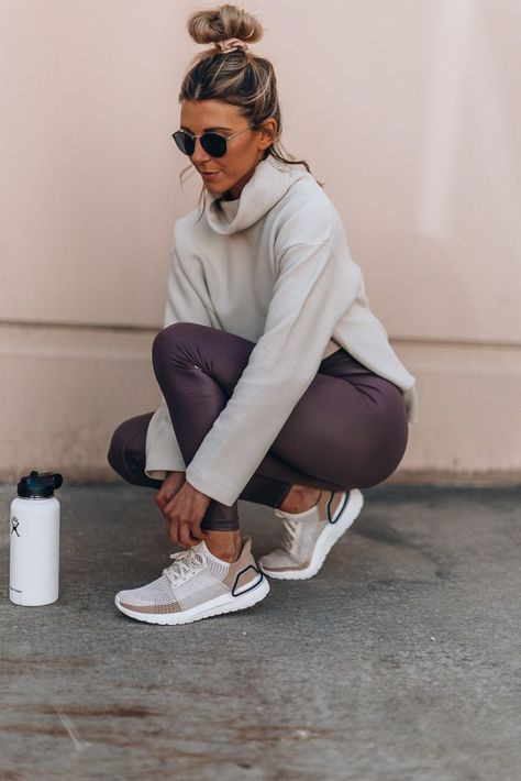 10 Tips for Building a Healthy Routine | Cella Jane #healthylifestyle #athleticwear #tennisshoes #gymoutfit #workoutwear #stayingfit Sporty Outfits For Women, Fall Activewear, Athleisure Outfits Summer, Leggings Outfit Fall, Workout Clothes Cheap, Estilo Fitness, Legging Outfits, Workout Attire, Athleisure Outfits