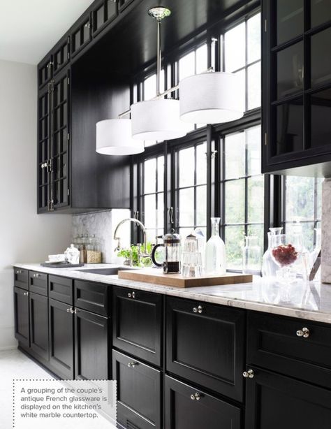 5 KITCHEN TRENDS FOR 2015 THAT YOU'LL LOVE. From StyleBlueprint.com Black cabinets make an elegant kitchen. Kitchen With Black Cabinets, Black Kitchen Design, Kabinet Dapur, Black And White Interior, Black Kitchen Cabinets, Casa Vintage, Black Cabinets, Kitchen Trends, Trendy Kitchen