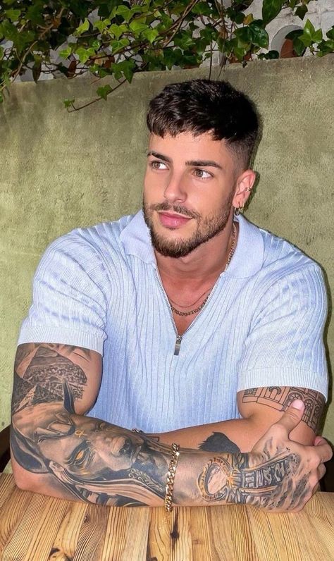 Fine Men With Tattoos, Brad Onema, Mens Haircuts Thick Hair, Handsome Italian Men, Boy Haircut, Greek Men, Good Clothes, Brazilian Men, Men Over 50