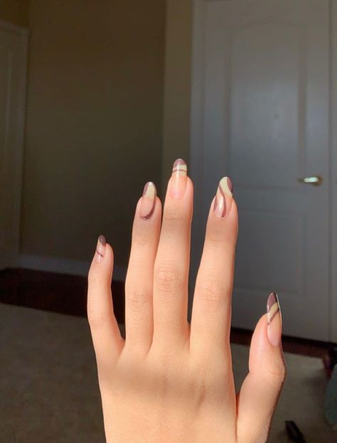 ig: @breannaquan.xo Breanna Quan, Almond Aesthetic, Stained Glass Nails, Nails Minimal, Minimal Nail, Pretty Features, Material Gworl, Abstract Nail, Nail Business