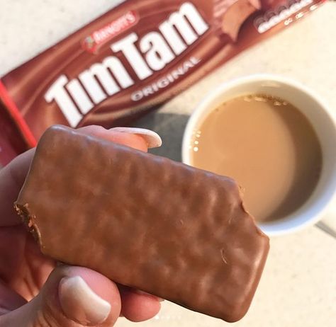 Tim Tam Slam - Gastro Obscura Tim Tam Slam, Australian Cookies, Australian Foods, Australian Snacks, Aussie Food, Fruit Chip, Potato Fritters, Hot Chip, Breaded Chicken Breast