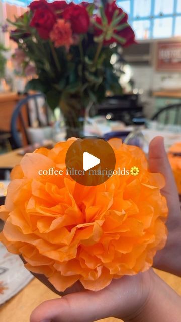 How To Make Dia De Los Muertos Flowers, Marigold Coffee Filter, Coffee Filter Marigolds, Marigold Flower Diy, Marigold Craft, Diy Marigold Flowers, Diy Dia De Los Muertos Decorations Ideas, Dia De Los Muertos Crafts Ideas, Diy Coffee Filter