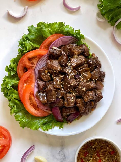 Khmer Beef Loc Lac (ឡុកឡាក់សាច់គោ) Beef Shin Recipes, Shaken Beef, Yummy Asian Food, Asian Noodle Dishes, Rib Sauce, Cambodian Food, Khmer Food, Asian Dinners, Recipes Beef