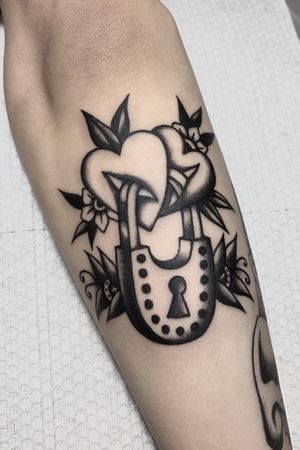 Lock Tattoo Traditional, American Traditional Key Tattoo, Traditional Feminist Tattoo, American Traditional Hourglass Tattoo, Broach Tattoo, Traditional Locket Tattoo, Mailbox Tattoo, Witchy Traditional Tattoo, Traditional Calf Tattoo