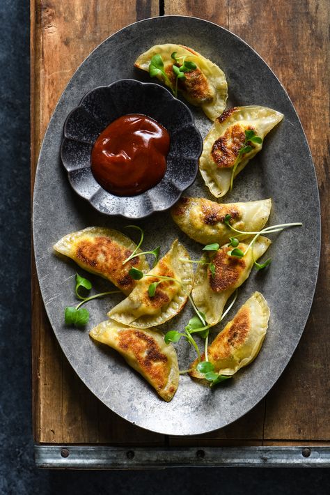 Lazy Sunday Breakfast Dumplings - Make brunch fun again with these sausage, egg and cheese wontons served with two easy dipping sauces. | foxeslovelemons.com Breakfast Dumplings, Easy Dipping Sauce, Make Ahead Breakfast Casserole, Cheese Wontons, Easy To Make Breakfast, Beautiful Breakfast, Egg And Cheese, Egg Roll Recipes, Nutritious Smoothies