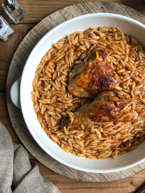 Youvetsi with chicken Authentic Greek Dinner Recipes, Greek Marinated Chicken, Greek Recipes Authentic, Greek Dinners, Greek Pasta, Greek Cooking, Ethnic Food, Homemade Tomato Sauce, Greek Dishes