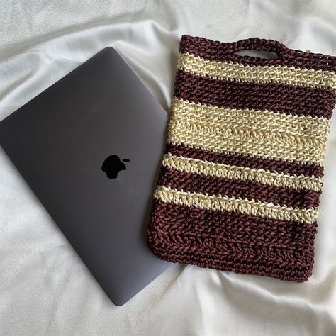 Crochet Laptop Sleeve Aesthetic, Computer Cover Crochet, Crochet Laptop Covers, Crochet Brown Yarn, Crochet Macbook Sleeve, Macbook Sleeve Aesthetic, Crochet Laptop Sleeve Pattern Free, Crochet Macbook Cover, Brown Crochet Projects