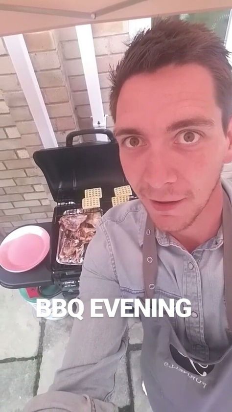 Bbq Evening, Normal Pictures, Hp Stickers, Harry Potter Curses, Glume Harry Potter, James Phelps, Phelps Twins, Oliver Phelps, Fred And George Weasley