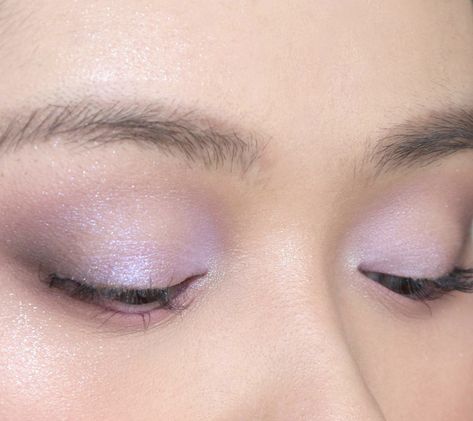 Pale Purple Eyeshadow, Soft Purple Eyeshadow, Light Purple Eye Makeup, Soft Purple Eye Makeup, Light Purple Eyeshadow, Lavender Makeup Looks, Lilac Eye Makeup, Lilac Eyeshadow, Fashion Show Makeup