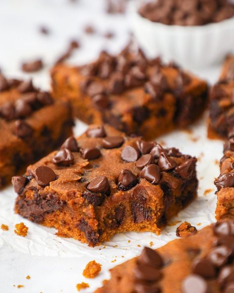 Pumpkin Chocolate Chip Bars, Pumpkin Bar, Pumpkin Pie Spice Mix, Soft Baked Cookies, Gooey Bars, Bar Desserts, Chocolate Chip Blondies, Pumpkin Dishes, Pumpkin Recipes Easy