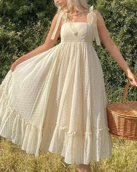 Vintage Flowy Dress, Dress Upcycle, Cottagecore Picnic, Flower Picking, Simple Frock Design, Fashion Boards, Thrift Inspo, Simple Frocks, Frock For Women