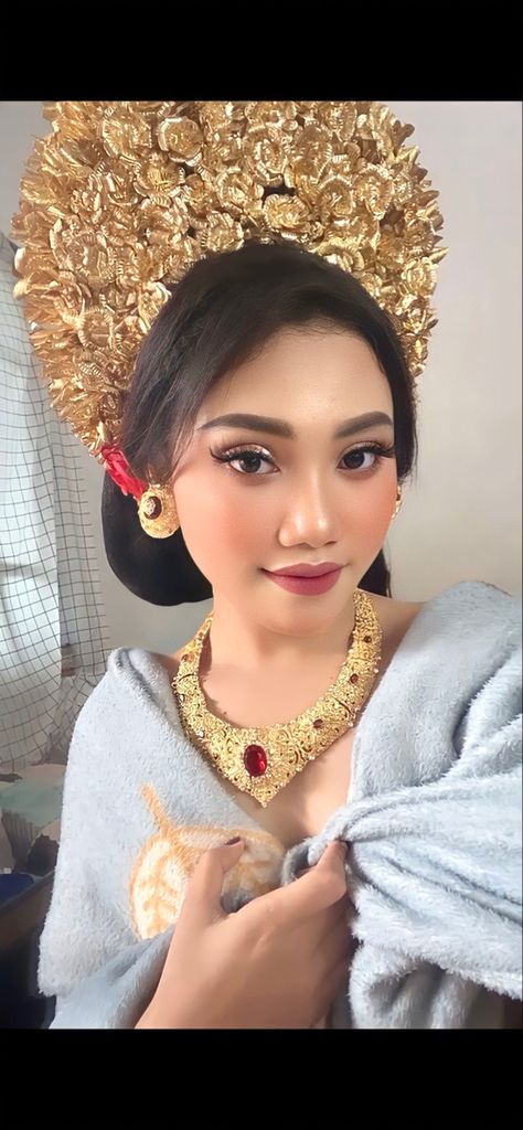 Make Up Bali, Make Up Jawa, Make Up Tari, Makeup Bali, Indonesian Makeup, Hair Myth, Makeup Cantik, Bentuk Alis, Medium Length Haircut