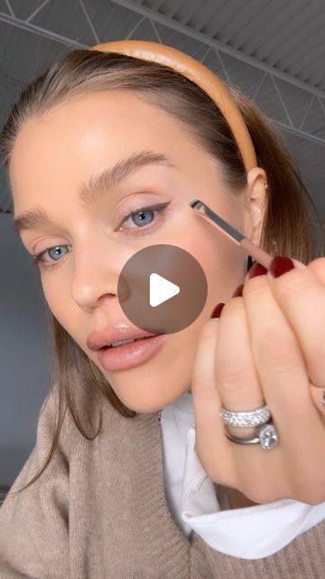 GINE MARGRETHE on Instagram: "Eyeliner one on one 🖤 how to! Lovelove #howtobeauty #eyeliner #makeupforbeginners #makeuptutorial" Classic Eyeliner Looks, Natural Winged Eyeliner Look, Soft Eyeliner Look, How To Eyeliner, Smokey Winged Eyeliner, How To Use Eyeliner, Gine Margrethe, Eyeliner Tricks, Applying Eyeliner