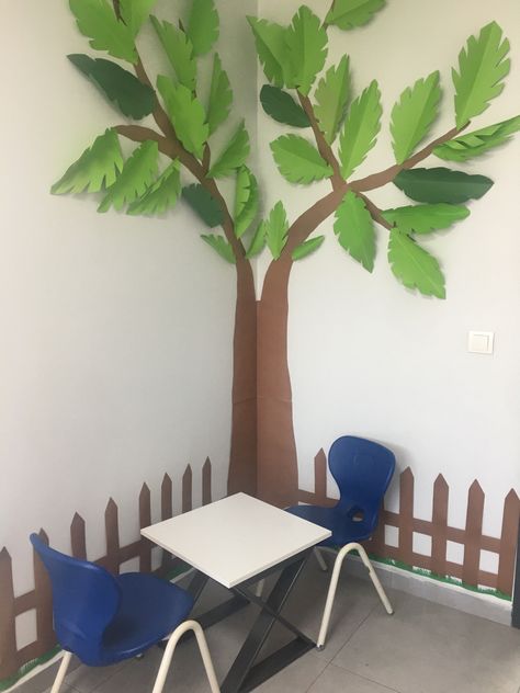 How To Make Paper Tree On Wall, Classroom Trees Ideas, Preschool Tree Wall, Diy Cardboard Flowers, How To Make A Tree For Classroom, Classroom Tree Diy, Tree Classroom Decorations, Paper Tree Classroom, Paper Wall Art Diy