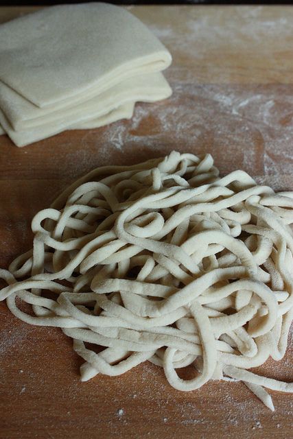 Homemade Udon Noodle Recipe. With video. No pasta machine needed. (We LOVE Udon noodles, but since they are so readily available in the fresh grocery case here on Okinawa, I won't be in any hurry to make my own...but it's nice to know I could make my own in a pinch.) Udon Pasta, Recipes Noodles, Udon Noodles Recipe, Japanese Udon, Udon Recipe, Udon Noodle, Noodle Recipe, Homemade Noodles, Udon Noodles