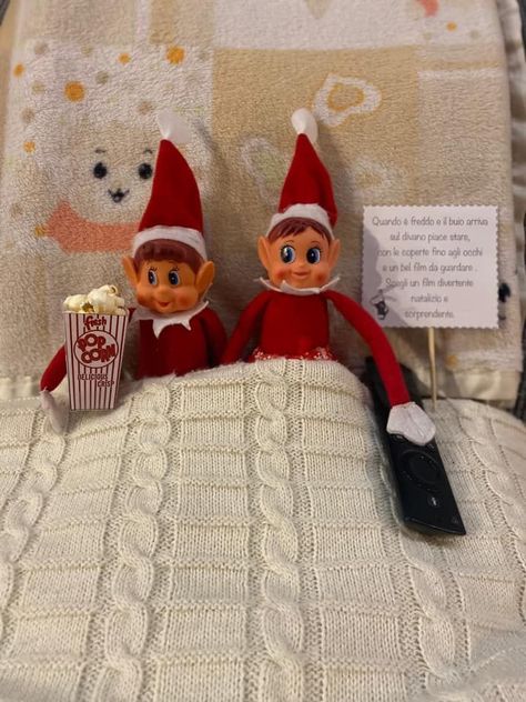 elf on the shelf Natale Christmas idee scherzi elfo Christmas Elves, Watching Tv, 1st Christmas, On The Shelf, Christmas Elf, Elf On The Shelf, Elf, Tv, Christmas