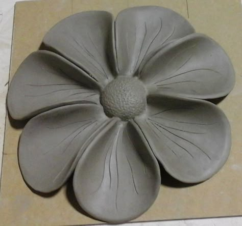 Garden Pottery Ideas Clay, Garden Pottery Ideas, Beginner Pottery Ideas, Clay Pottery Ideas For Beginners, Pottery Flowers, Slab Ceramics, Beginner Pottery, Fleur Orange, Sculpture Art Clay