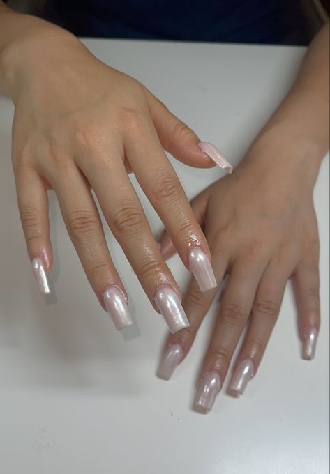 Pearl Nails Coffin Shape, Vanilla Chrome Nails Square, Silver Nails With Pearls, Pearl Chrome Nails Square, Chrome Nails Rhinestones, Champagne Pearl Nails, Cream Pearl Nails, White Chrome Nails Coffin, White Crome Nails Coffin