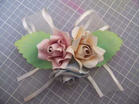 DIY Paper corsage. Add a pin to the back and it becomes a brooch. Paper Corsage, Paper Flower Corsage, How To Make Corsages, Corsage Diy, Diy Corsage, Paper Flower Crafts, How To Make Paper Flowers, Flower Corsage, Crafting Paper