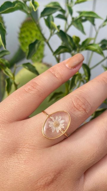 ResinBeautyLA on Instagram: "A small recap of how the oval resin ring with white flower is made🤍💍. If only it was this fast and easy lol. Each ring is made to size with tarnish resistant copper wire and real flowers. I layer three coats of resin in the front and back of the ring to make sure they are sturdy and long lasting! These are so cute and dainty you can wear them everyday! Shop the new rings on my Etsy shop with link in bio💍🤍 • • • • #resinring #rings #copperwirejewelry #handmadering Wire Resin Jewelry, Resin Rings Diy, Resin Ring Ideas, Diy Resin Ring, Rings Resin, Earring Inspo, Resin Rings, Copper Wire Jewelry, Art Ring