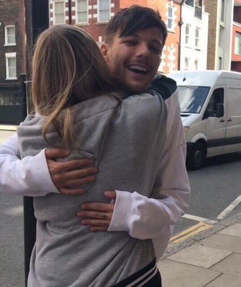 louie struggle and wildin tweets. on Twitter: "here is louis tomlinson cuddling some fans to make your day better !!… " If I Can Dream, Make Your Day Better, Louis And Harry, Louis Williams, King Of My Heart, 1 Direction, Peaky Blinders, Larry Stylinson, Light Of My Life