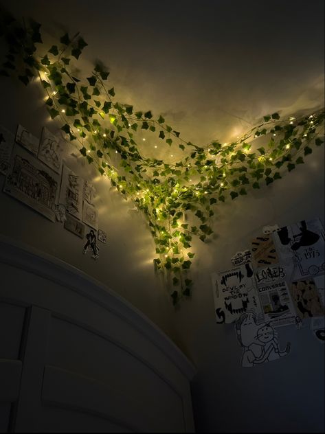 Fake Ivy And Fairy Lights, Poison Ivy Decor, Slay Bedroom, Vines With Fairy Lights, Ivy And Fairy Lights, Ivy Decor, Jungle Themed Bedroom, College Bedroom Decor, Deco Room