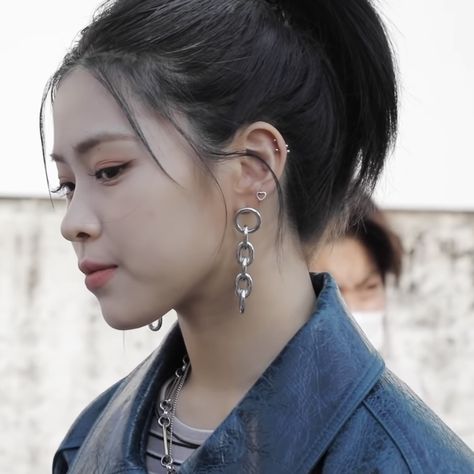 itzy ryujin Ryujin Ear Piercing, Ryujin Pics, Itzy Loco, Crazy In Love, Itzy Ryujin, New Jeans Style, Cute Piercings, Piercing Ideas, Ear Piercing