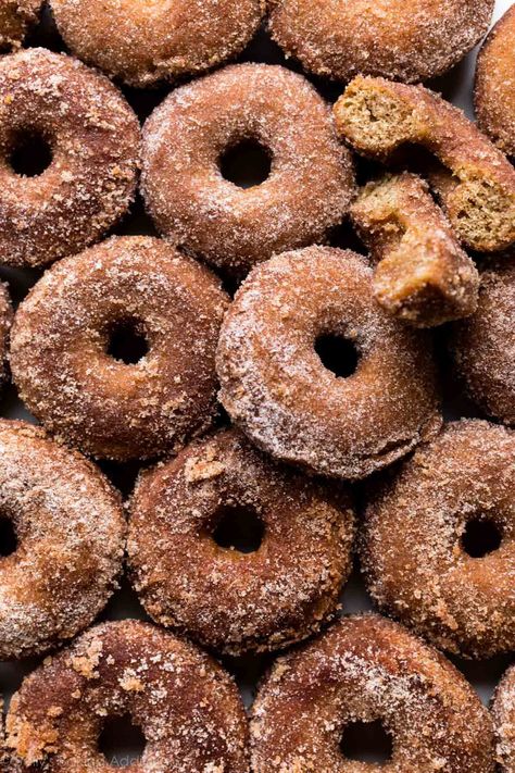 I've been making this delicious and easy recipe for baked apple cider donuts for years! The secret is to reduce down the apple cider to intesify its flavor. Beignets Cuits, Resep Vegan, Cider Donuts Recipe, Apple Cider Donuts Recipe, Apple Cider Donuts Baked, Donuts Donuts, Baked Doughnuts, Baked Donut Recipes, Donut Muffins