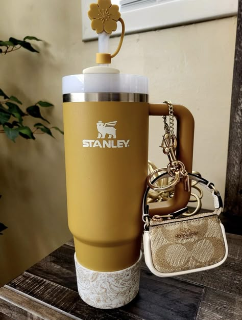 Stanley Cup With Accessories, Stanley Accessories Aesthetic, Stanley Decorated, Stanley Cups Aesthetic, Stanley Cup Accessories Ideas, Stanley Cup Gift Ideas, Starbucks Gift Ideas, Stanley Cup Colors, Vinyl Cup Ideas