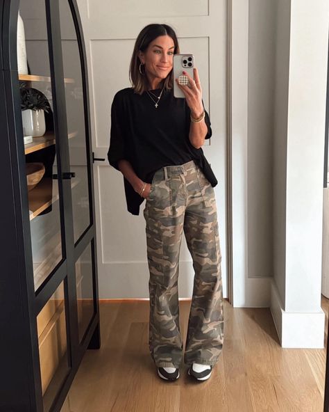 Wide Leg Camo Pants, Camo Jacket Outfit Fall, Camaflouge Pants Outfit, Wide Leg Pants Outfit Fall, Wide Leg Cargo Pants Outfit, Cargo Pants Outfit Fall, Cargo Outfits Women, Camo Cargo Pants Outfit, Camo Jacket Outfit