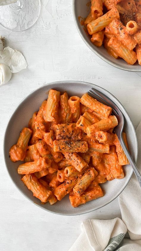 Roasted Red Pepper & Ricotta Pasta Recipe https://resepmamiku.com/en/roasted-red-pepper-ricotta-pasta-kristelskitchenblog Ricotta Bell Pepper Recipes, Roasted Red Pepper Ricotta Pasta, Ricotta Marinara Pasta, Roasted Bell Pepper Pasta, Ricotta Cheese Pasta, Pasta With Ricotta Cheese, Tomato Ricotta Pasta, Ricotta Pasta Sauce, Ricotta Pasta Recipes