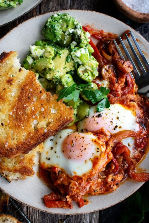 Coffee Shop Breakfast Ideas, Shakshuka Aesthetic, Breakfast Ideas Avocado, Savoury Breakfast Ideas, Shakshuka With Feta, Healthy Food Restaurant, Savoury Breakfast, The Original Dish, Plats Healthy