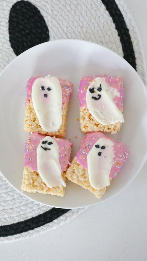 Ghost Rice Krispie Treats. 👻💕 What you’ll need: Sprinkles Black gel icing Pink chocolate White chocolate Rice Krispie Treats Super… | Instagram Rice Crispy Ghosts, Spooky Rice Krispie Treats, Chocolate Rice Crispy Treats, Chocolate Rice Crispy, Chocolate Rice Krispie Treats, Rice Crisps, Happy Haunting, Pink Chocolate, Rice Crispy Treats