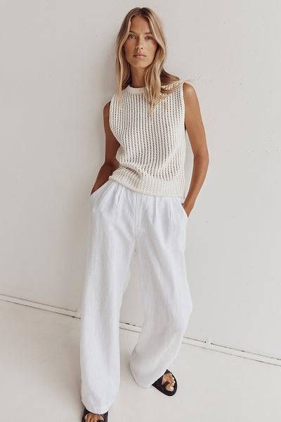 White Knit Top, Sweater Vest Women, Mode Inspo, Looks Style, White Pants, Look Fashion, Spring Summer Fashion, Capsule Wardrobe, Fashion Inspo Outfits