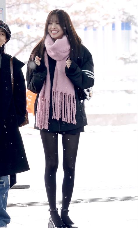 Kpop Idol Winter Outfit, Kpop Idol Fashion, Stocking Outfit, Concert Outfit Winter, Kpop Concert Outfit, Off Duty Outfits, Yuna Itzy, Stylish Celebrities, Elsa Hosk