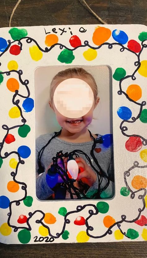 Preschool Christmas Picture Ideas, Christmas Frame Crafts For Kids, Christmas Craft With Picture, Picture Frame Christmas Crafts, Christmas Photo Frame Diy, Kindergarten Christmas Gifts For Parents, Christmas Parent Gifts, Christmas Light Pictures, Eylf Programming