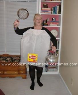 The Tea bag lady: For my teabag costume, I purchased a few yards of Crinoline, a couple yards of cording and a box of Lipton teabags.  I cut out two huge rectangles the Teabag Costume, Homemade Tea Bags, Diy Tea Bags, Clever Costumes, British Costume, Halloween Photo Booth, Homemade Tea, Homemade Costume, Tea Diy