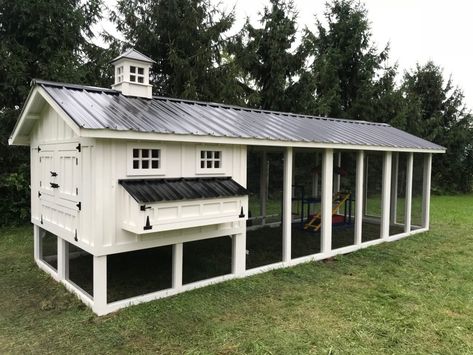 White Chicken Coop, Carolina Coop, Fancy Chicken Coop, Chicken Coop Building Plans, Walk In Chicken Coop, Cute Chicken Coops, Chicken Coop Garden, Portable Chicken Coop, Backyard Chicken Coop Plans