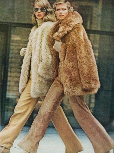 / vintage inspiration ~ Vogue; 1972 / Vintage Vogue Fashion, 70s Mode, Look 80s, Editorial Vogue, Mode Editorials, Vogue Editorial, Fashion 1970s, Walking Down The Street, Fashion 70s