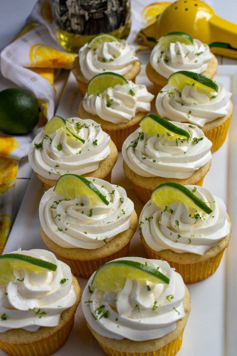 Mexican Wedding Cupcakes, Cinco De Mayo Cupcake Ideas, Mexican Cupcakes Ideas, Fiesta Theme Cupcakes, Mexican Cupcakes, Taco Cupcakes, Latin Desserts, Deserts Cupcakes, Margarita Cupcakes